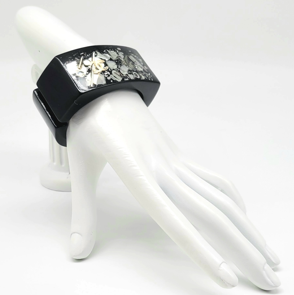 Chanel 2009 Black Resin Rectangular Hinged Bangle… - image 1